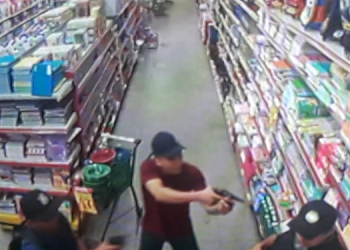 Vídeo: dupla invade supermercado e rouba arma de vigilante no bairro Porto Alegre